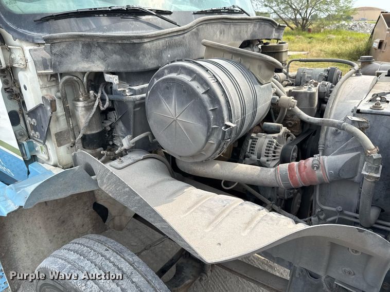 image for item EJ3175 2002 International MA025 flatbed truck