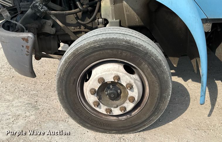 image for item EJ3175 2002 International MA025 flatbed truck