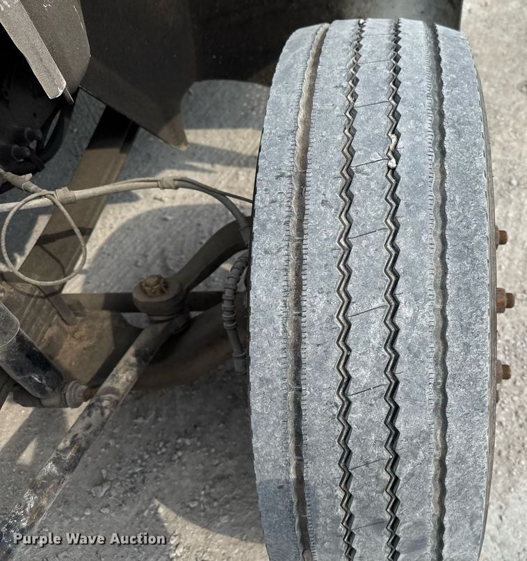 image for item EJ3175 2002 International MA025 flatbed truck