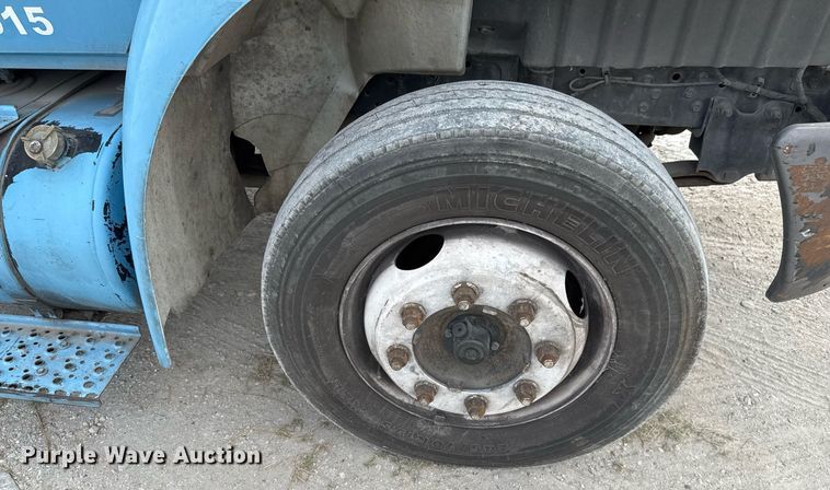 image for item EJ3175 2002 International MA025 flatbed truck