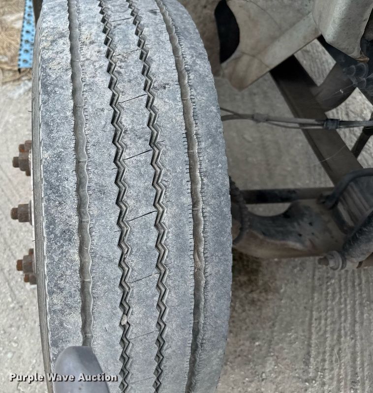 image for item EJ3175 2002 International MA025 flatbed truck