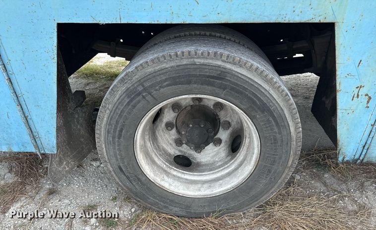 image for item EJ3175 2002 International MA025 flatbed truck