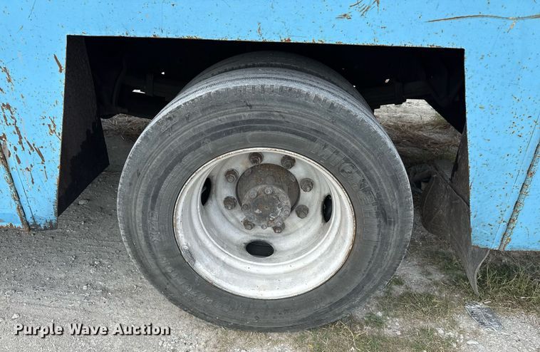 image for item EJ3175 2002 International MA025 flatbed truck