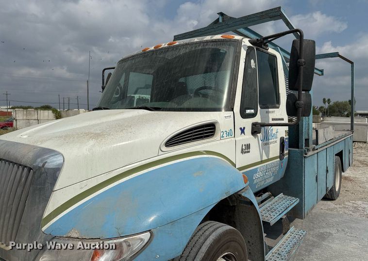 image for item EJ3176 2003 International MA025  flatbed truck