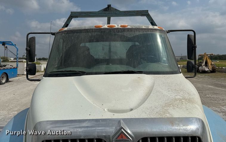 image for item EJ3176 2003 International MA025  flatbed truck