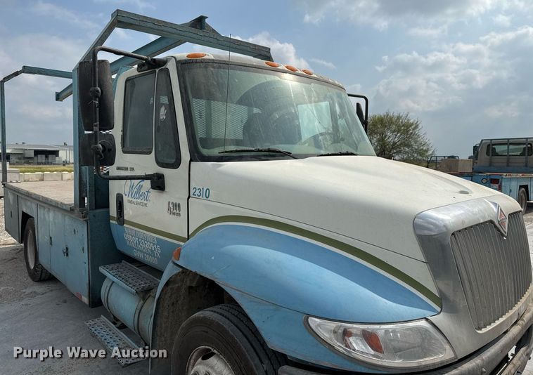 image for item EJ3176 2003 International MA025  flatbed truck