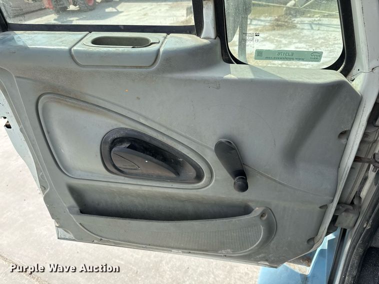 image for item EJ3176 2003 International MA025  flatbed truck