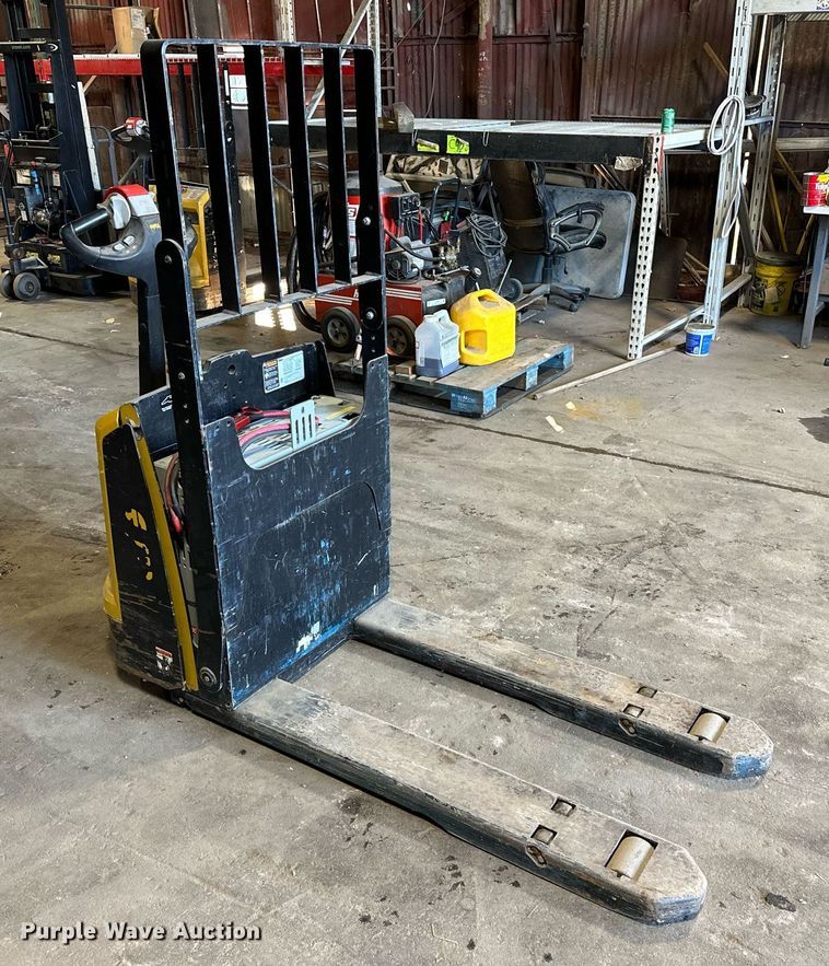 image for item EJ4941 Yale MPB045VGN24T2746 pallet jack