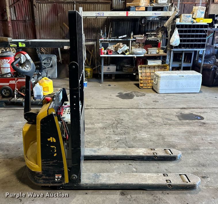 image for item EJ4941 Yale MPB045VGN24T2746 pallet jack