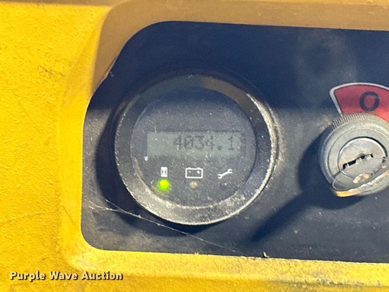 image for item EJ4942 Yale MBP045VGN24T2746 pallet jack