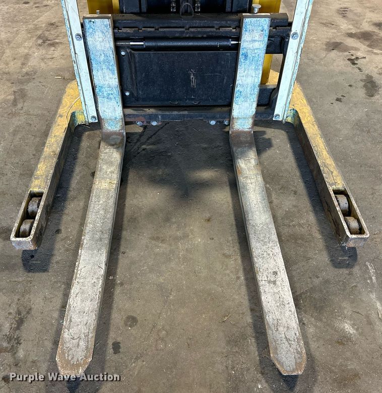 image for item EJ4951 Yale MSW040SFN24TV087 order picker