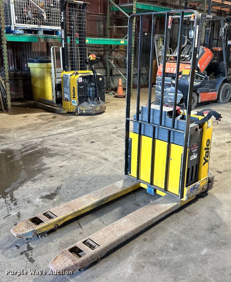 image for item EJ4963 Yale MPW050-EN24T2748 pallet jack
