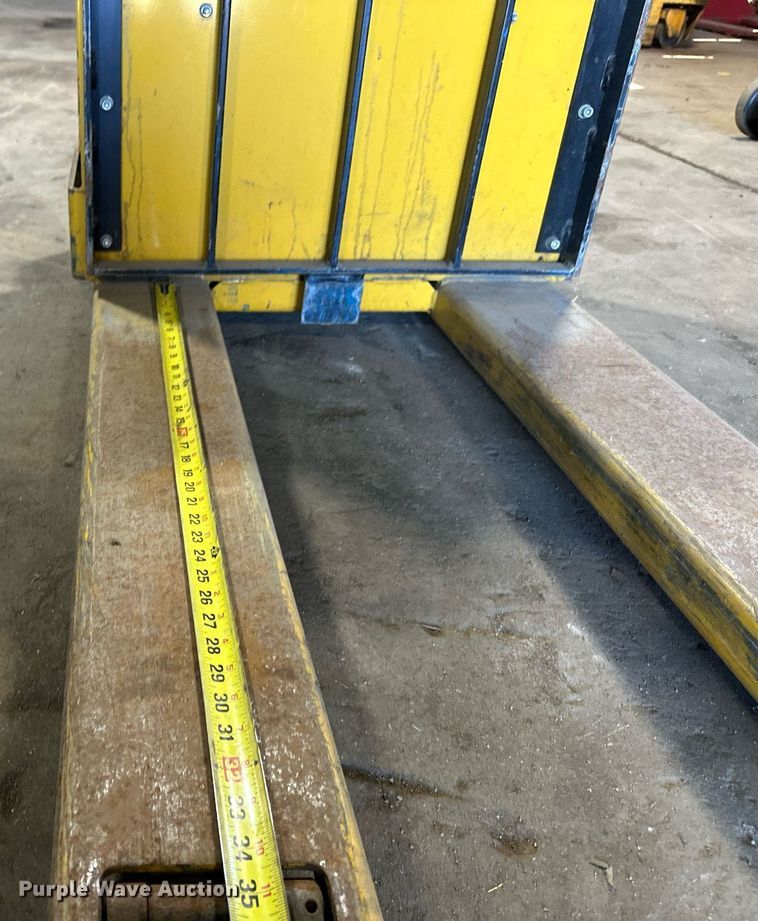 image for item EJ4963 Yale MPW050-EN24T2748 pallet jack
