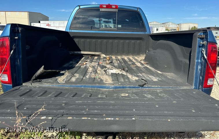image for item EJ4975 2005 Dodge Ram 3500 Quad Cab pickup truck