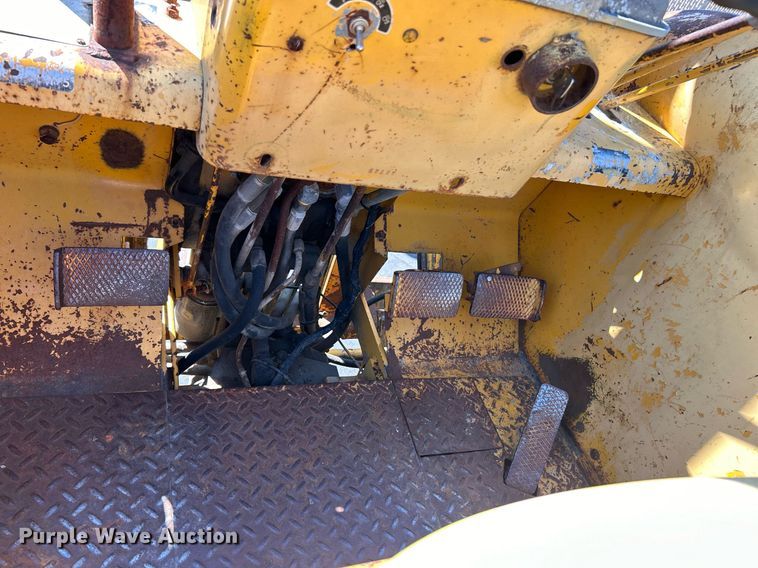 image for item EK3372 1979 John Deere 480-B forklift