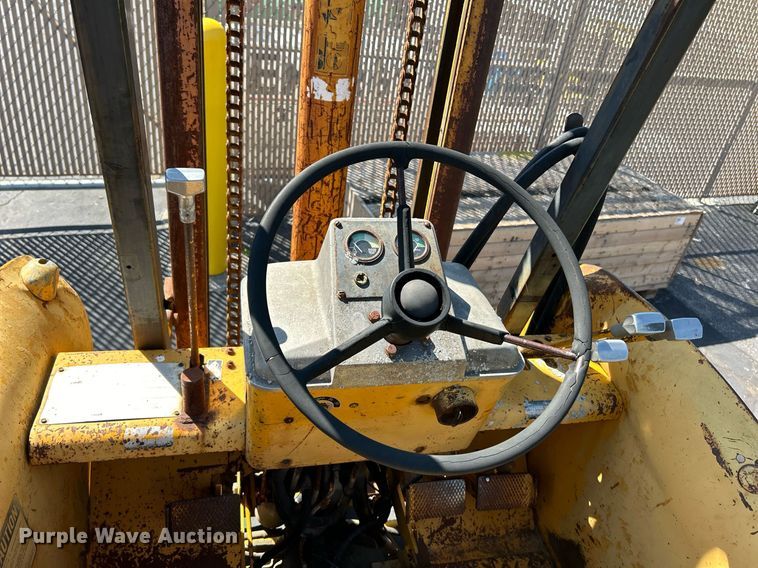 image for item EK3372 1979 John Deere 480-B forklift