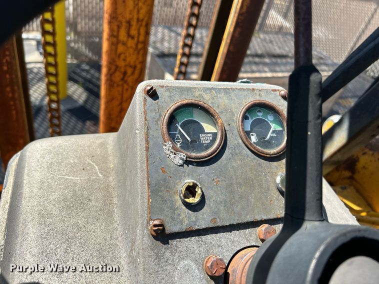 image for item EK3372 1979 John Deere 480-B forklift