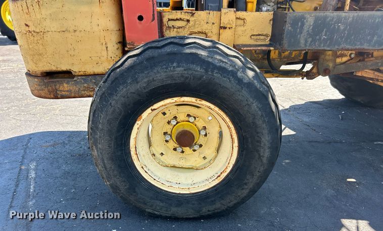 image for item EK3372 1979 John Deere 480-B forklift