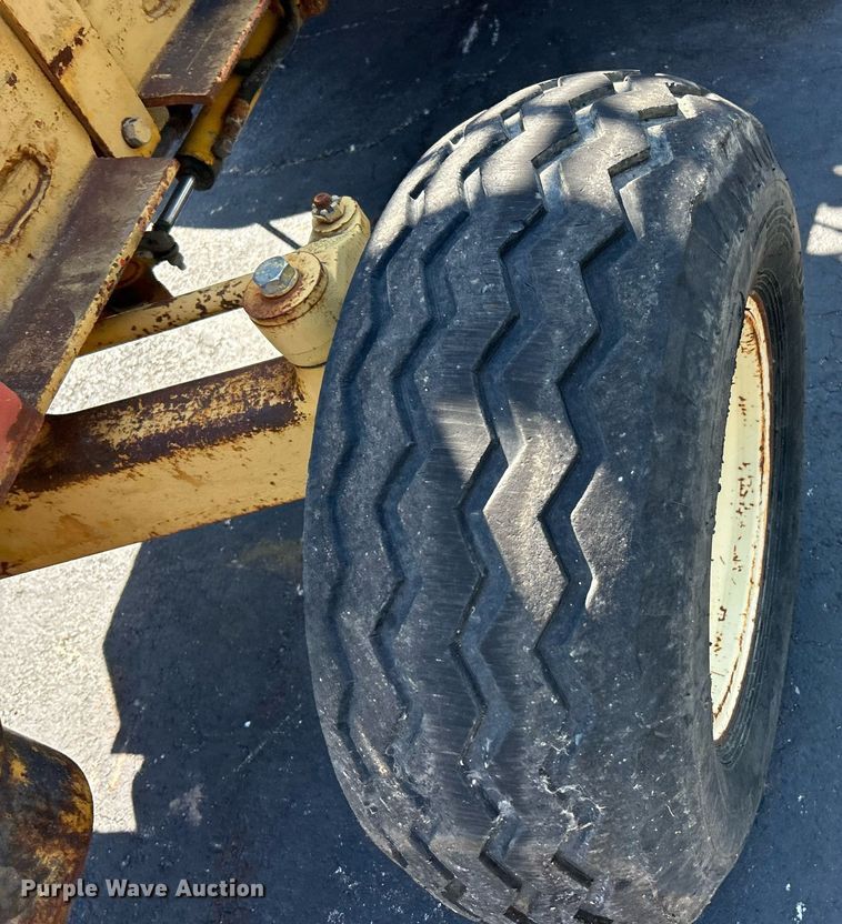 image for item EK3372 1979 John Deere 480-B forklift