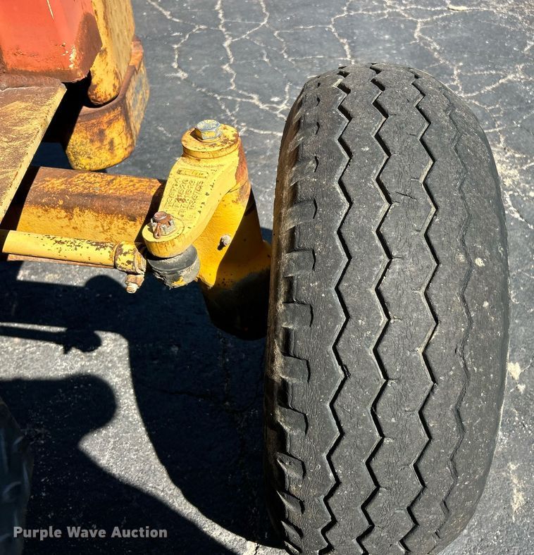 image for item EK3372 1979 John Deere 480-B forklift