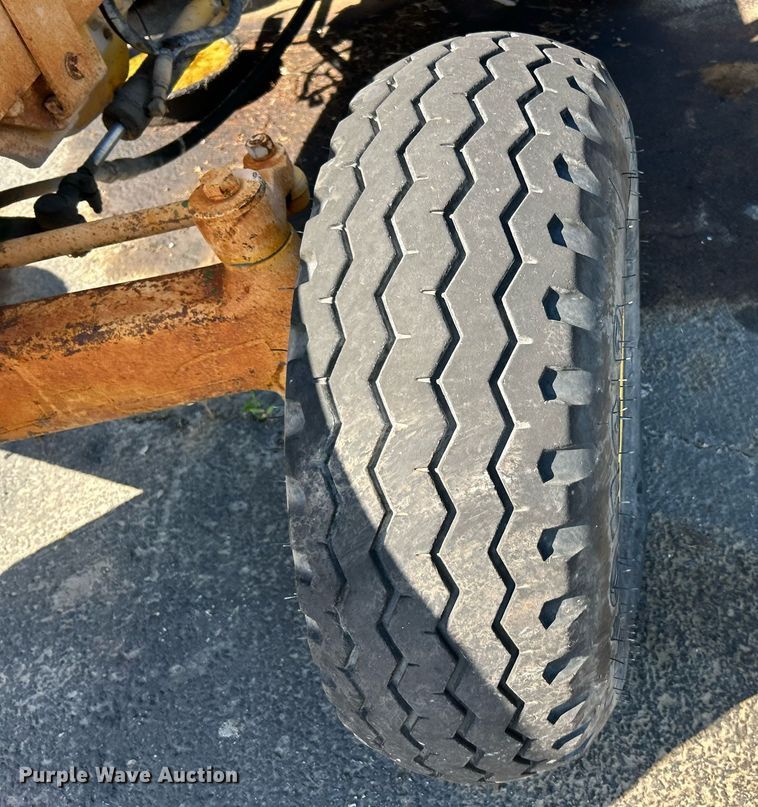 image for item EK3374 John Deere 480-BD forklift