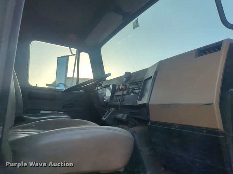 image for item EQ2396 1995 International 4700 flatbed truck