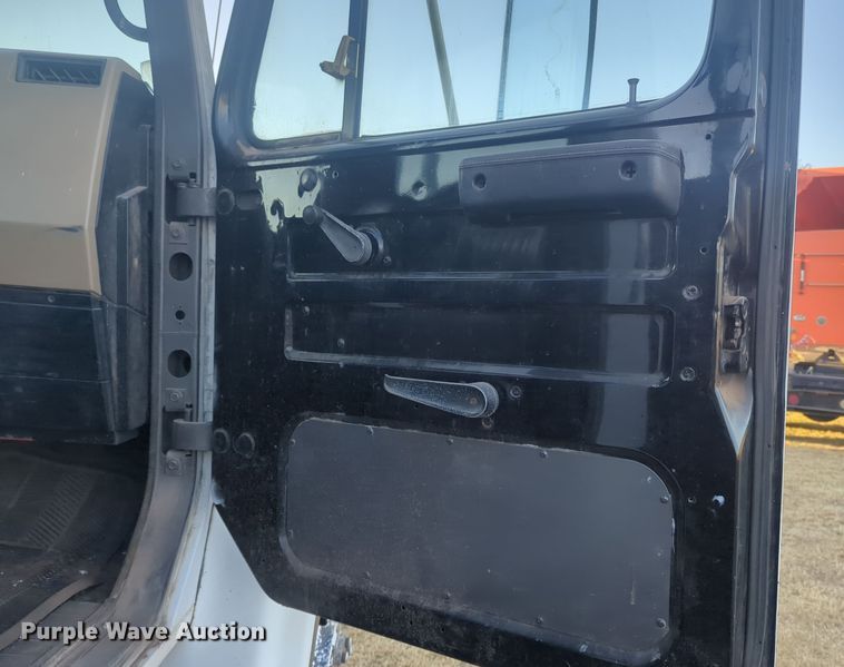 image for item EQ2396 1995 International 4700 flatbed truck