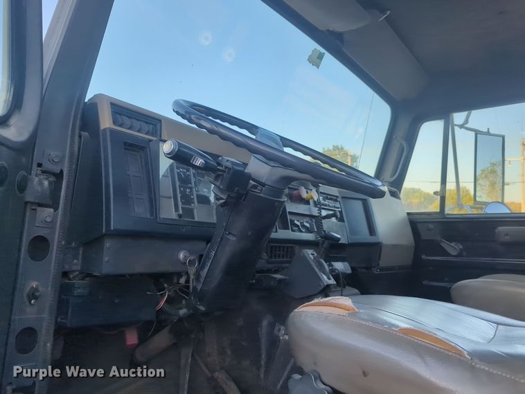 image for item EQ2396 1995 International 4700 flatbed truck