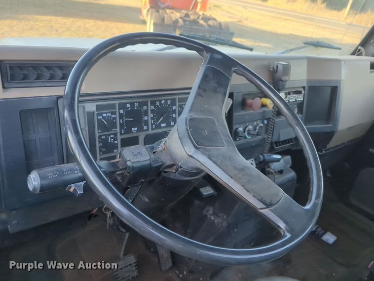image for item EQ2396 1995 International 4700 flatbed truck