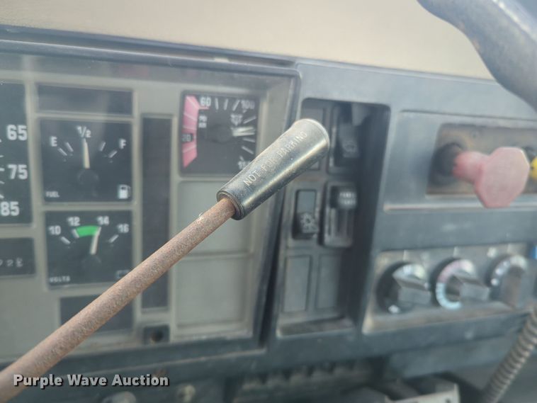 image for item EQ2396 1995 International 4700 flatbed truck