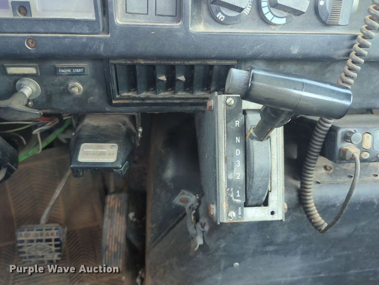 image for item EQ2396 1995 International 4700 flatbed truck