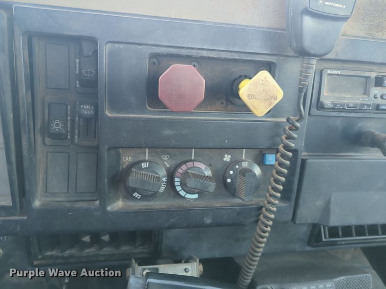 image for item EQ2396 1995 International 4700 flatbed truck