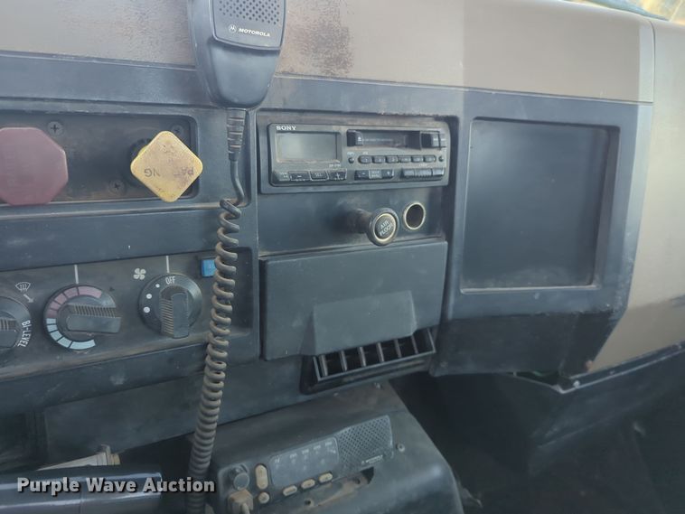 image for item EQ2396 1995 International 4700 flatbed truck