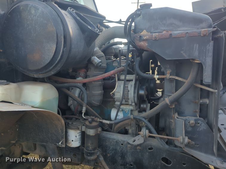 image for item EQ2396 1995 International 4700 flatbed truck
