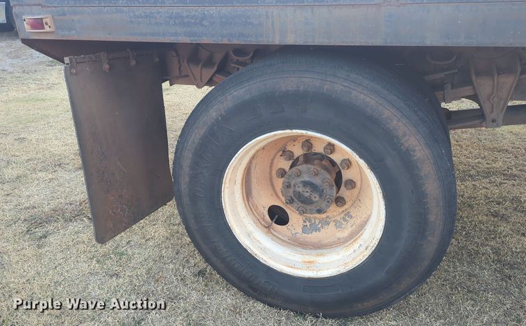 image for item EQ2396 1995 International 4700 flatbed truck