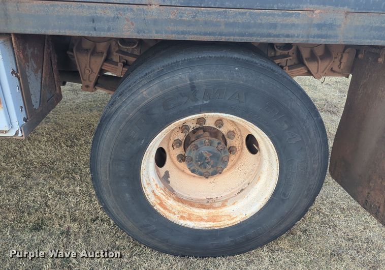image for item EQ2396 1995 International 4700 flatbed truck