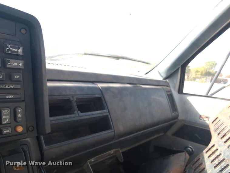 image for item EQ2414 1991 GMC Topkick rollback truck