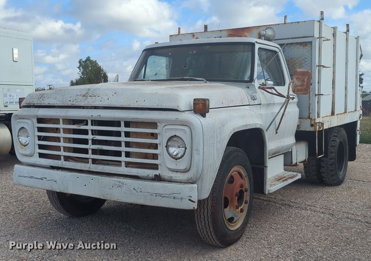 image for item EQ2416 1975 Ford F500 flatbed truck