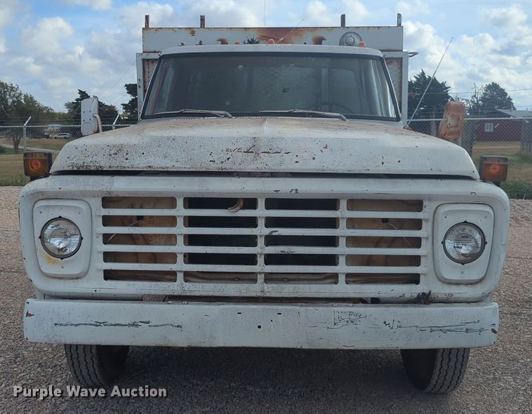 image for item EQ2416 1975 Ford F500 flatbed truck