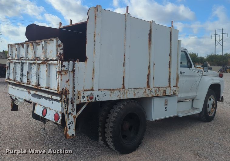 image for item EQ2416 1975 Ford F500 flatbed truck