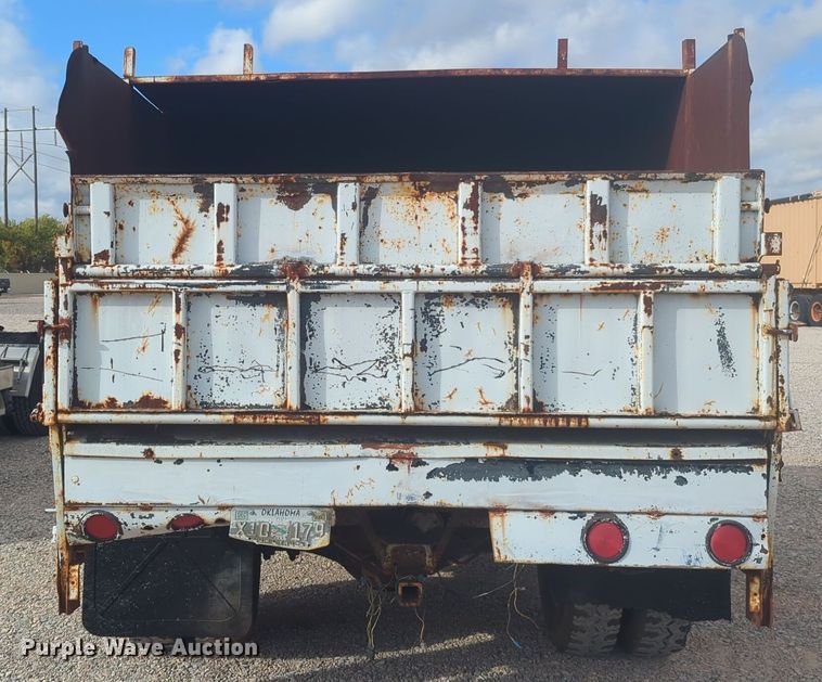 image for item EQ2416 1975 Ford F500 flatbed truck