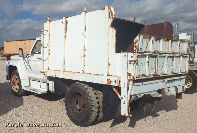 image for item EQ2416 1975 Ford F500 flatbed truck