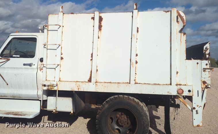 image for item EQ2416 1975 Ford F500 flatbed truck