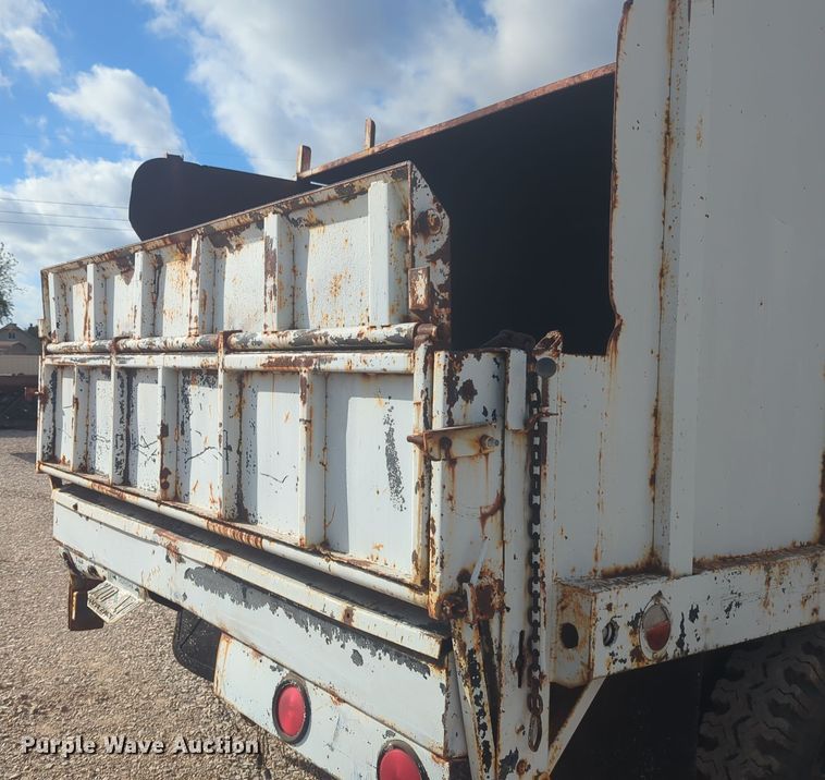 image for item EQ2416 1975 Ford F500 flatbed truck