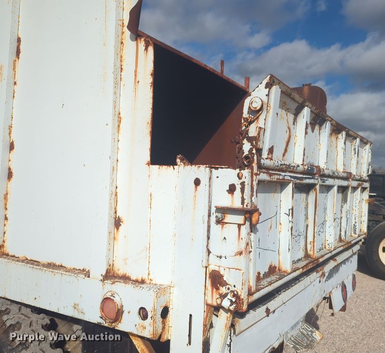 image for item EQ2416 1975 Ford F500 flatbed truck