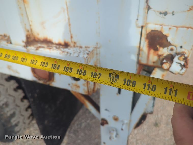 image for item EQ2416 1975 Ford F500 flatbed truck