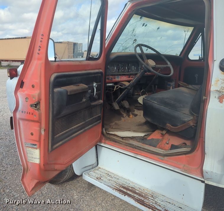 image for item EQ2416 1975 Ford F500 flatbed truck