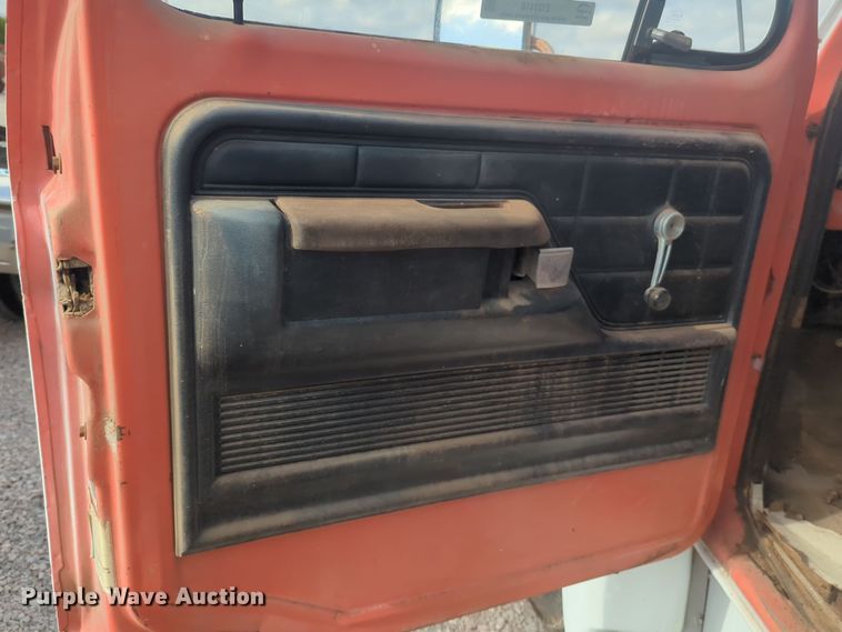 image for item EQ2416 1975 Ford F500 flatbed truck