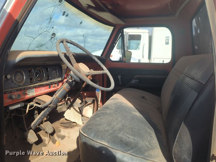 image for item EQ2416 1975 Ford F500 flatbed truck