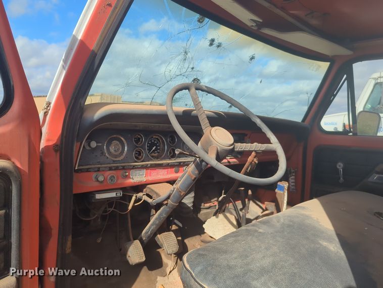 image for item EQ2416 1975 Ford F500 flatbed truck